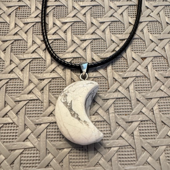 Howlite Pendant Necklace - Picture 2 of 2